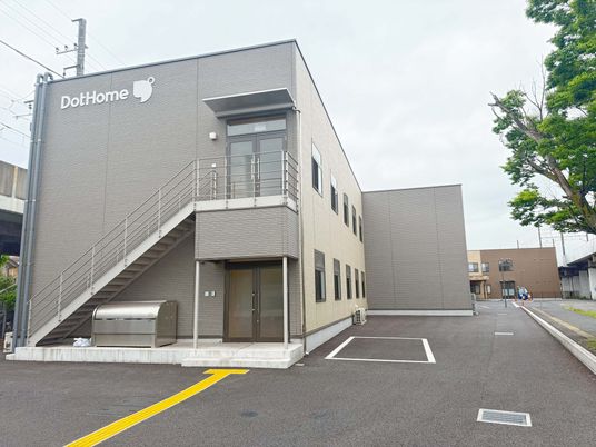 広々とした建物外観