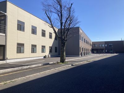 広々とした建物外観