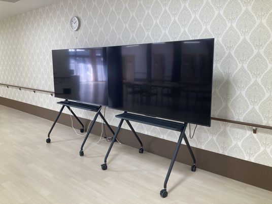 移動可能なテレビが並んだ廊下