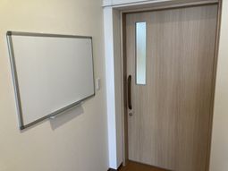木製ドアと掲示板