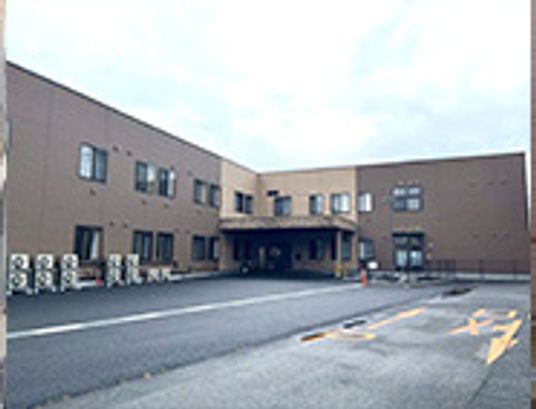 落ち着いた色調の建物外観