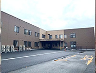 落ち着いた色調の建物外観