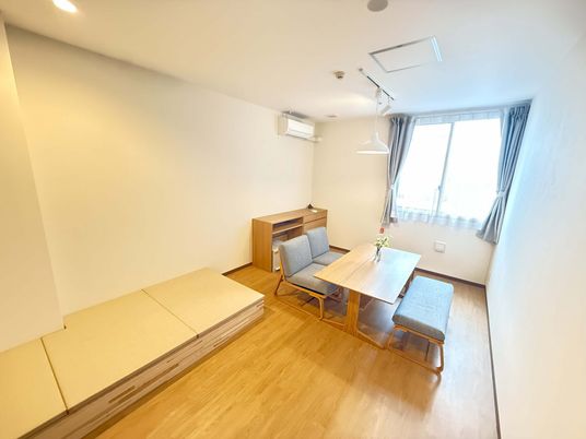 調整可能な手すり付きベッド