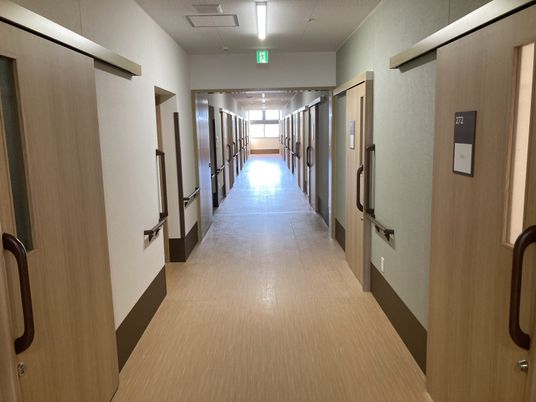 両側に扉が並ぶ廊下