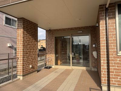 屋外から見た入口