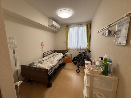 明るい居室の室内