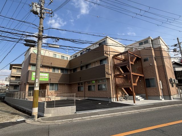 三階建て建物の外観 外観 温かみのある三階建ての建物は、訪れる方に安心感を与えます。働きやすい環境が整っています。