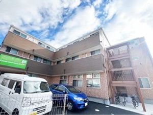 建物外観と駐車場  
