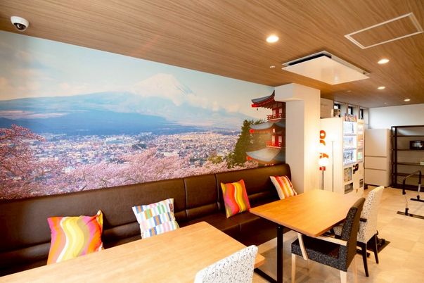 色彩豊かなラウンジ