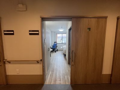 明るい居室の出入口