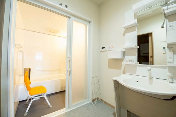 清潔な浴室と洗面台