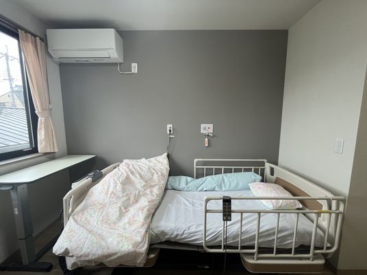 広い窓のある居室