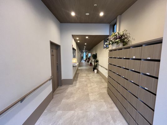 明るい廊下の風景