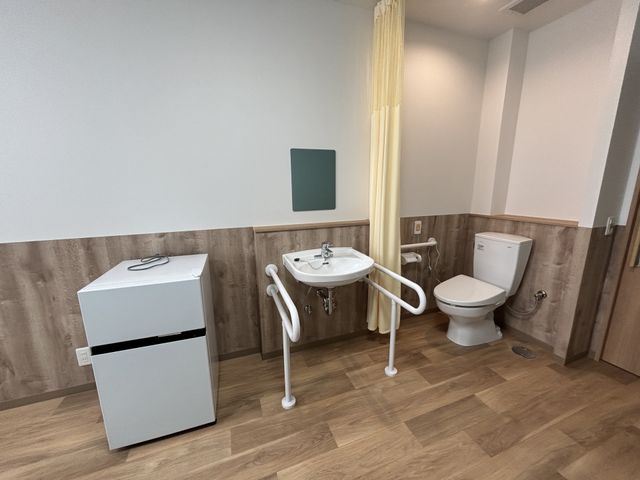 使いやすいトイレ トイレ 段差のない設計が特徴のトイレ空間です。手すりが付いており、安全に配慮されています。