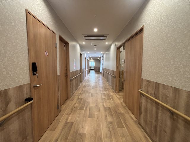 広々とした廊下 廊下 両側に手すりが設置され、移動がしやすい広々とした廊下です。照明が明るく、快適に過ごせます。