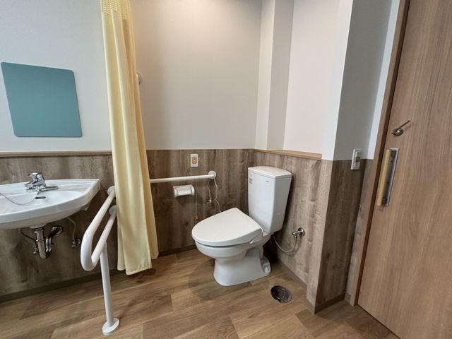 安全性を考慮したトイレ トイレ 手すり付きで、安全に配慮されたトイレです。設備が整っており、安心して利用できます。