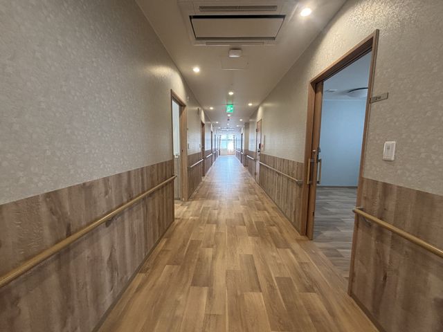 木目調の廊下 廊下 自然光が差し込む木目調の廊下です。手すりが設置され、安全に配慮されています。