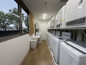 洗濯機が並ぶ部屋