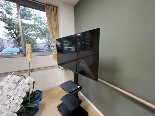 テレビと窓のある空間