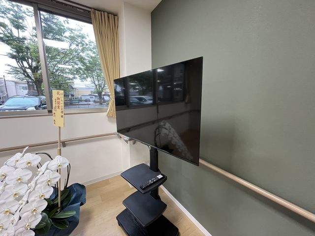 テレビと窓のある空間 リビング 自然光が差し込むリビングです。テレビが備え付けられていて、くつろぎの時間を楽しめます。