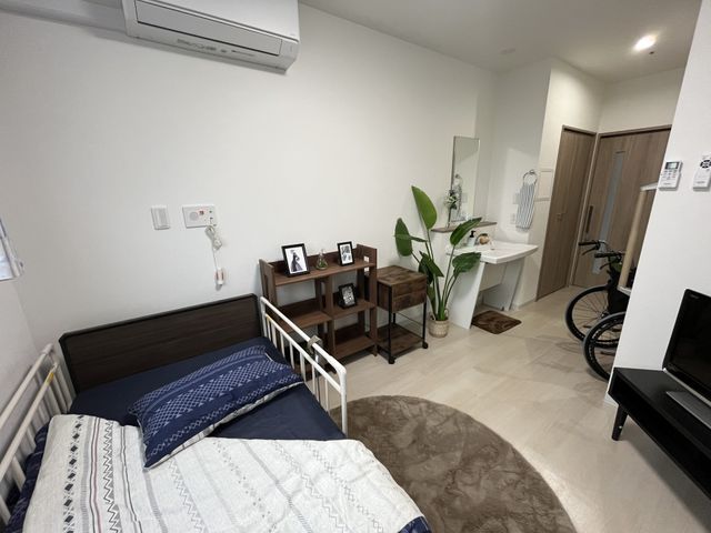 自然光が入る居室 居室 広々とした自然光が差し込む居室です。快適な家具配置により、リラックスして過ごせます。