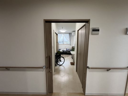 車椅子が見える居室