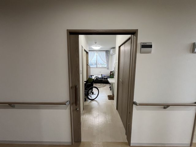 車椅子が見える居室 居室 広々とした居室には、車椅子での移動がしやすい作りになっています。窓から自然光が差し込み、明るい雰囲気です。