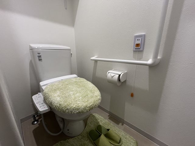 設備が整った空間トイレ トイレ 手すりが設置された安全なトイレです。快適性を考慮し、バリアフリー化されています。