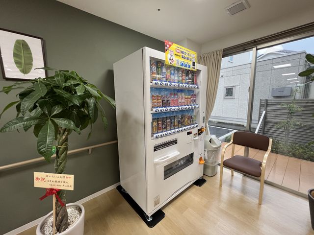 自動販売機がある休憩室 休憩室 明るい休憩スペースに設置された自動販売機で、休憩時間をリラックスしてお過ごしいただけます。