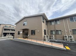 明るい外観の建物