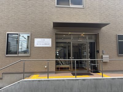 看板付きの建物入口