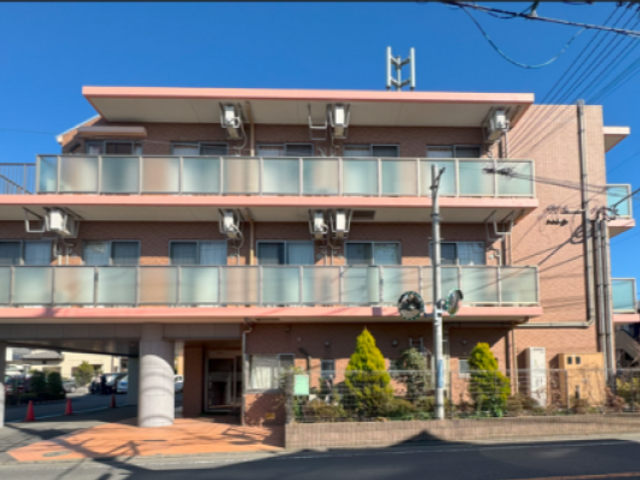 親しみやすい外観 外観 アットホームな雰囲気が漂う外観です。建物前の植栽が、訪問者を温かく迎えます。