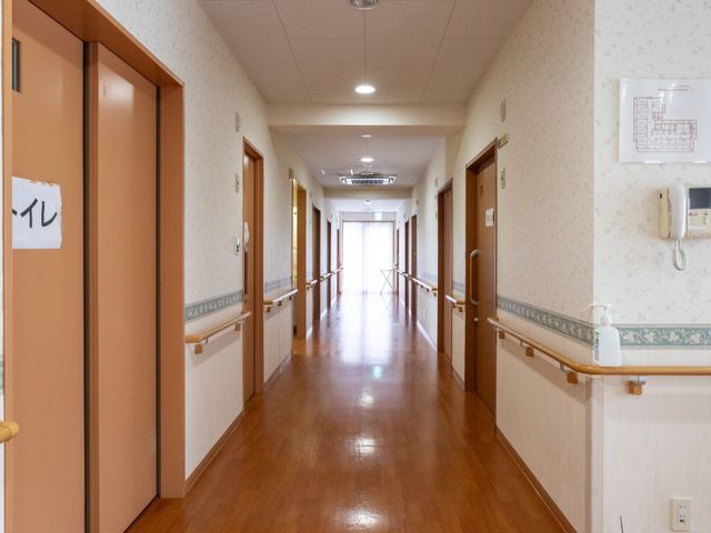 手すり付きの廊下 廊下 手すりが設置された長い廊下です。安全に配慮され、奥には明るい光が差し込んでいます。