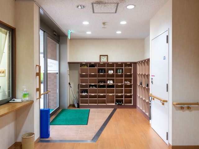 靴箱と出入口 エントランス 明るく整頓された靴箱が並ぶエントランスです。スタッフや利用者が快適に出入りできます。