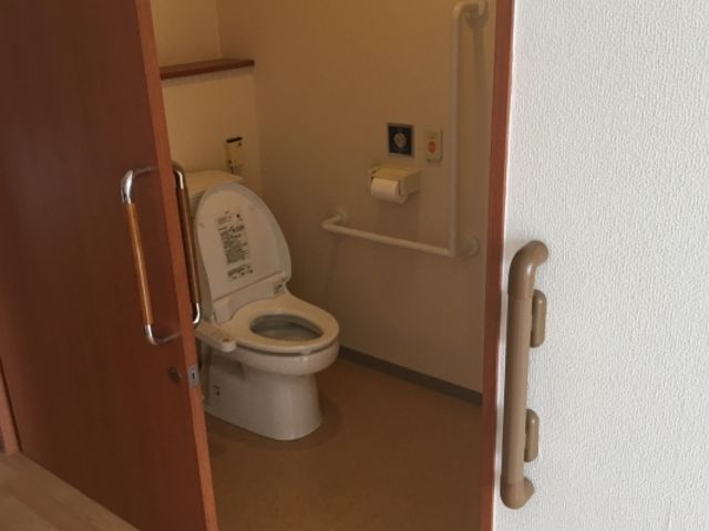 安全な設備のトイレ トイレ 手すりが付いているため、移動がしやすく安全に利用できます。広めの空間で快適です。