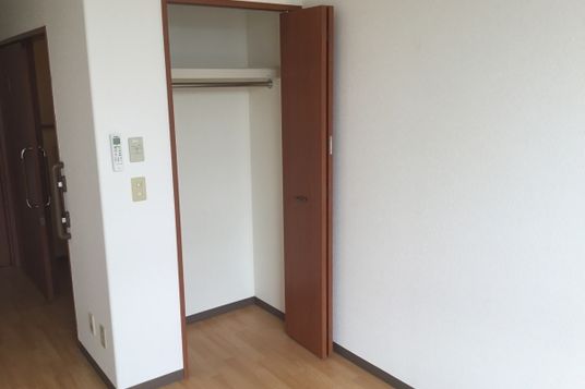 収納のある洋室