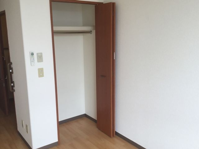 収納のある洋室 居室 収納が備え付けられた居室は、シンプルで快適にお過ごしいただけます。