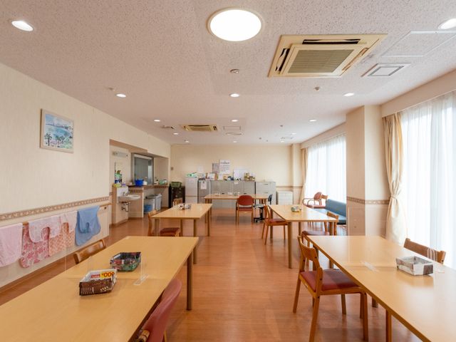明るい食堂 食堂 広々とした食堂には、自然光が差し込む明るい空間があります。リラックスできる雰囲気が特徴です。