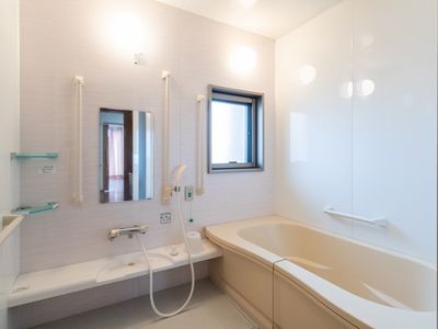 ゆったりした浴槽のある浴室