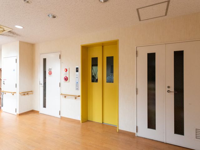 無人の明るい廊下 廊下 床が暖かい色合いの廊下は、清潔感があり落ち着いた雰囲気です。エレベーターの近くで便利です。