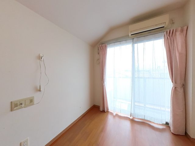 大きな窓の居室 居室 広々とした居室には、大きな窓から自然光がたっぷりと入ります。快適さを感じられる空間です。