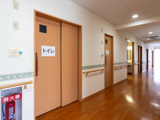 使いやすいトイレ廊下 廊下 トイレは明るく、施設内の他の部屋へのアクセスも容易になっています。安全に配慮された設計です。
