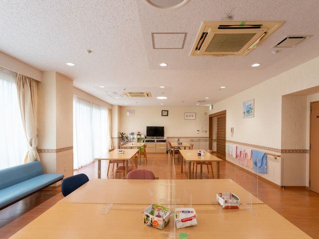 日当たりの良いリビング リビング 広々とした明るい空間で、ゆったりとくつろげます。自然光が心地よい環境です。
