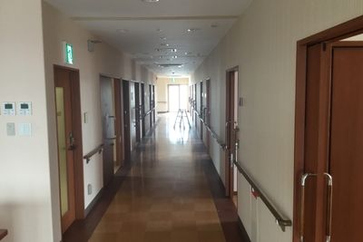 両側にドアが並ぶ廊下