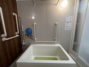 手すりのある浴室