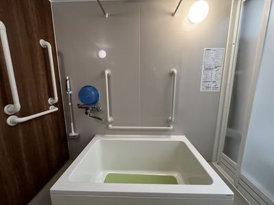 手すりのある浴室