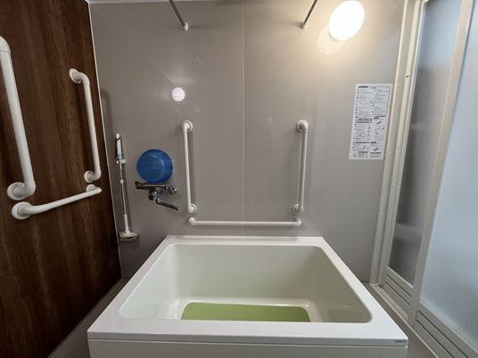 手すりのある浴室