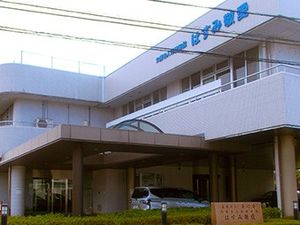 明るい外観の建物前  
