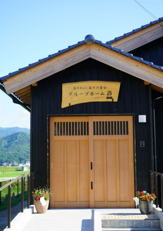 木のエントランス