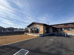 陽光を浴びる静かな施設の外観